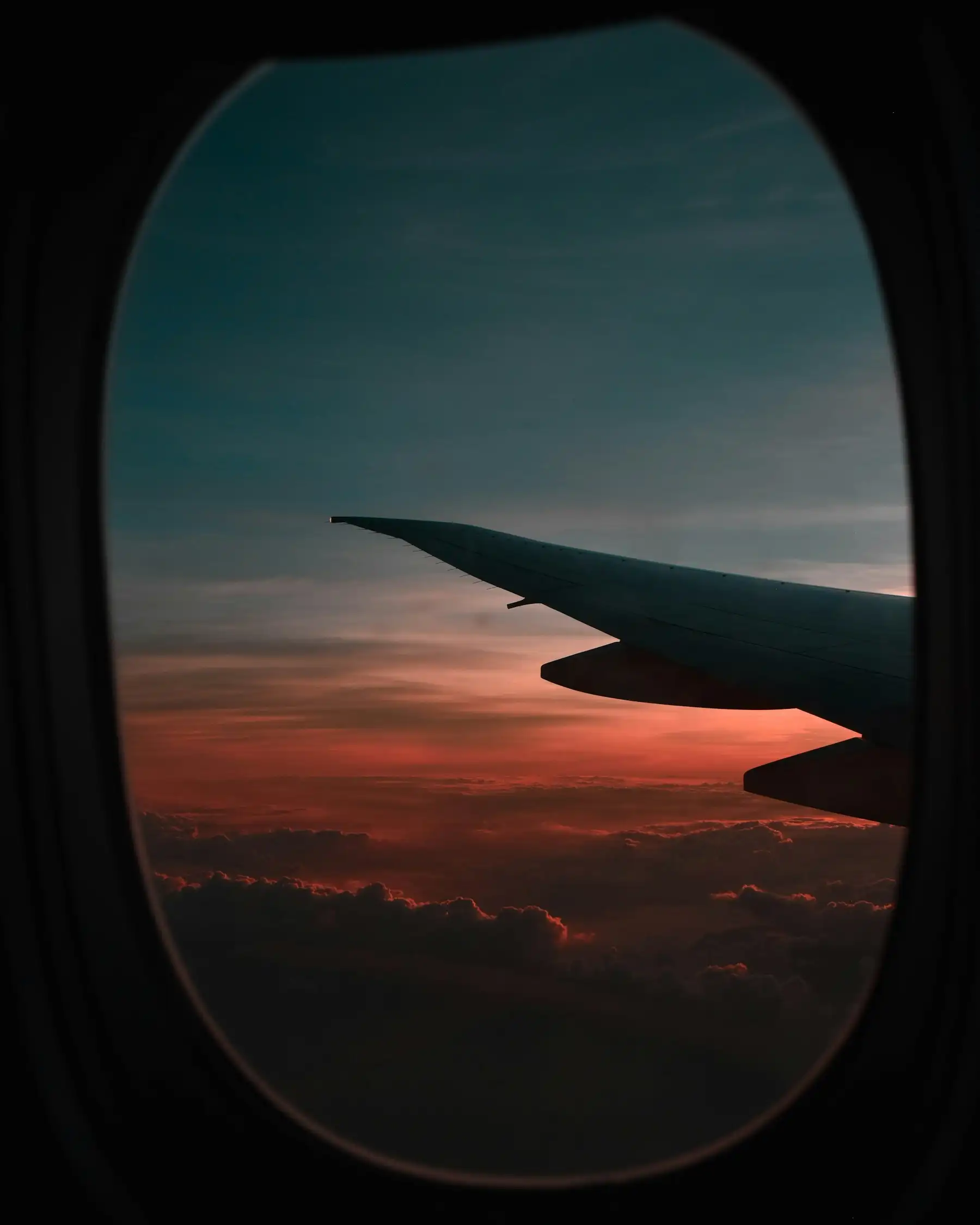 Vista da janela do avião durante o pôr do sol