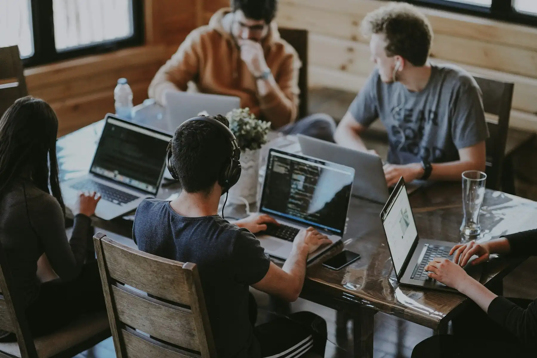 Equipe trabalhando com notebooks em uma mesa
