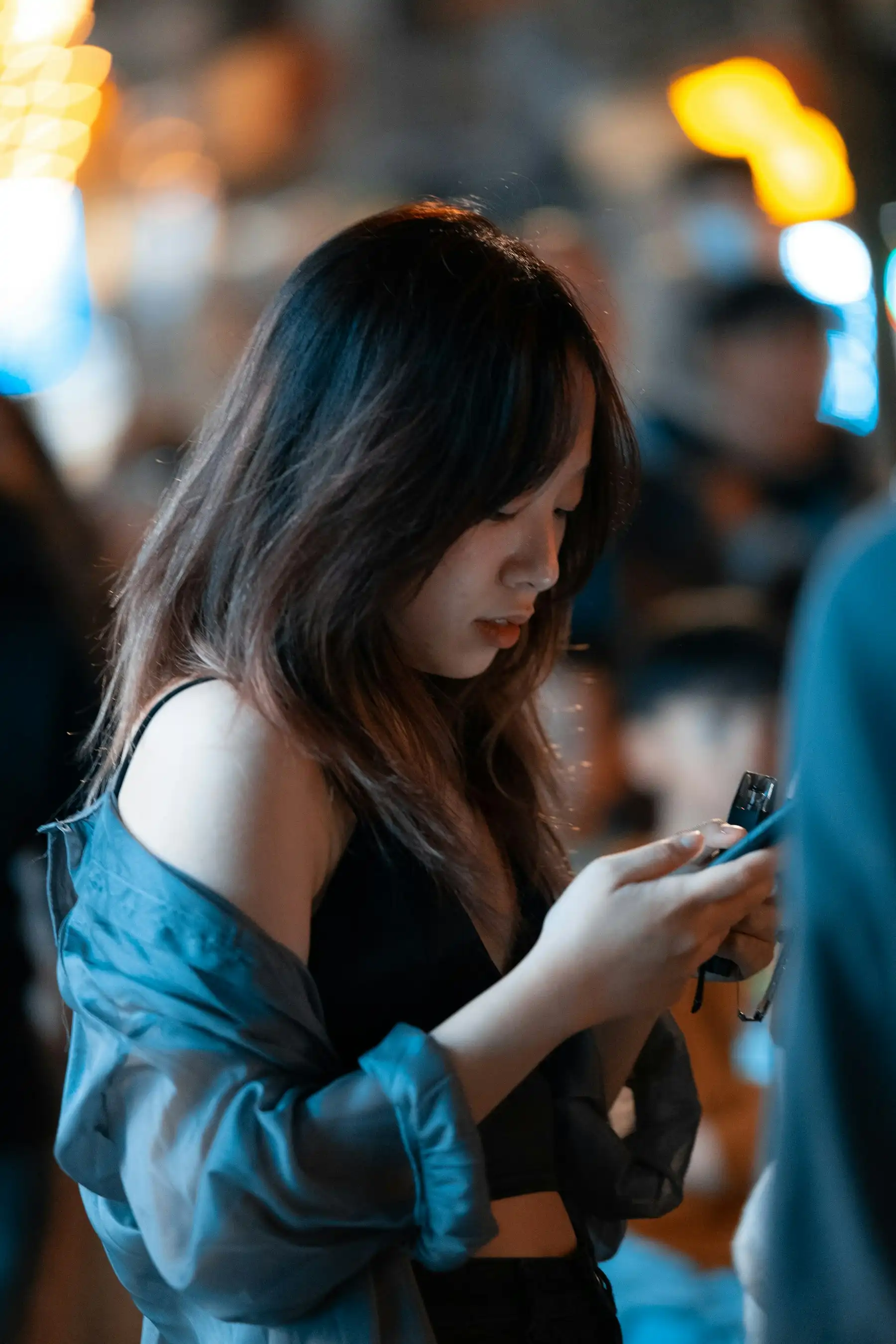 Mulher pesquisando no celular